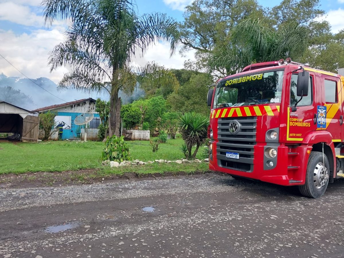 Casa fica destruída após ser atingida por incêndio em São Mateus do Sul