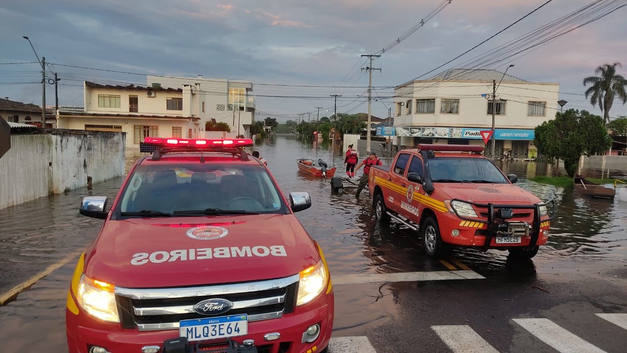 Força tarefa dos bombeiros resgata idosos e cadeirante no bairro Santa