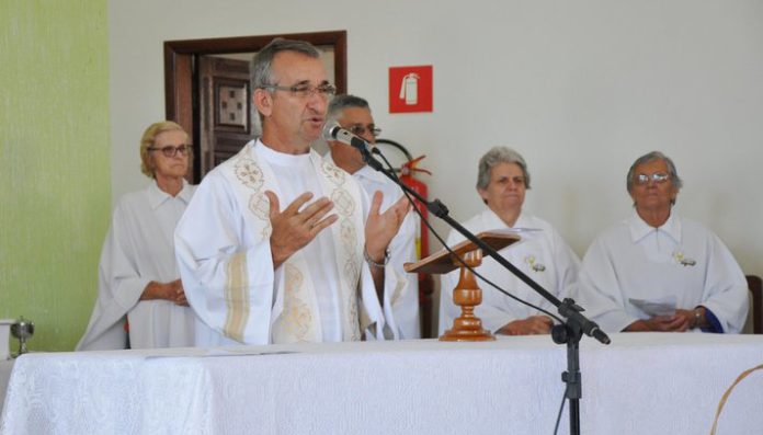 Par Quia Santa Cruz Celebra Missa De Posse Do Padre Ant Nio Damin Jmais