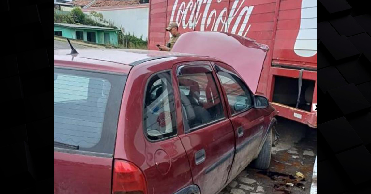 Caminhão perde freio atravessa preferencial bate em placas carro e