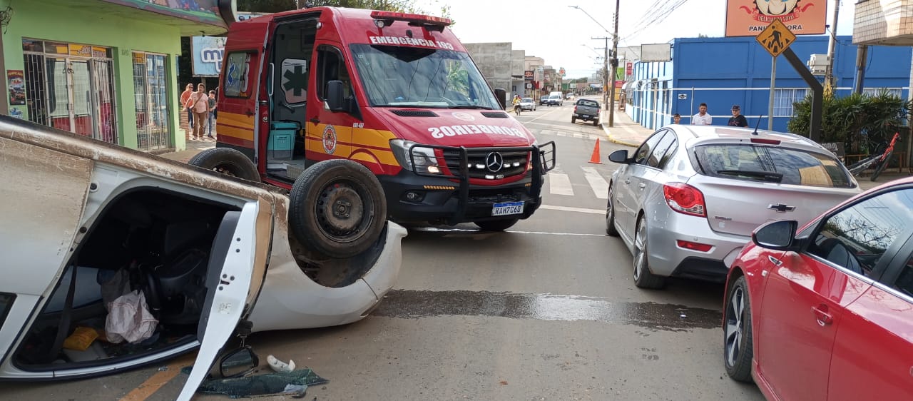 Motorista Bate Em Dois Carros Parados E Capota Em Mafra Jmais